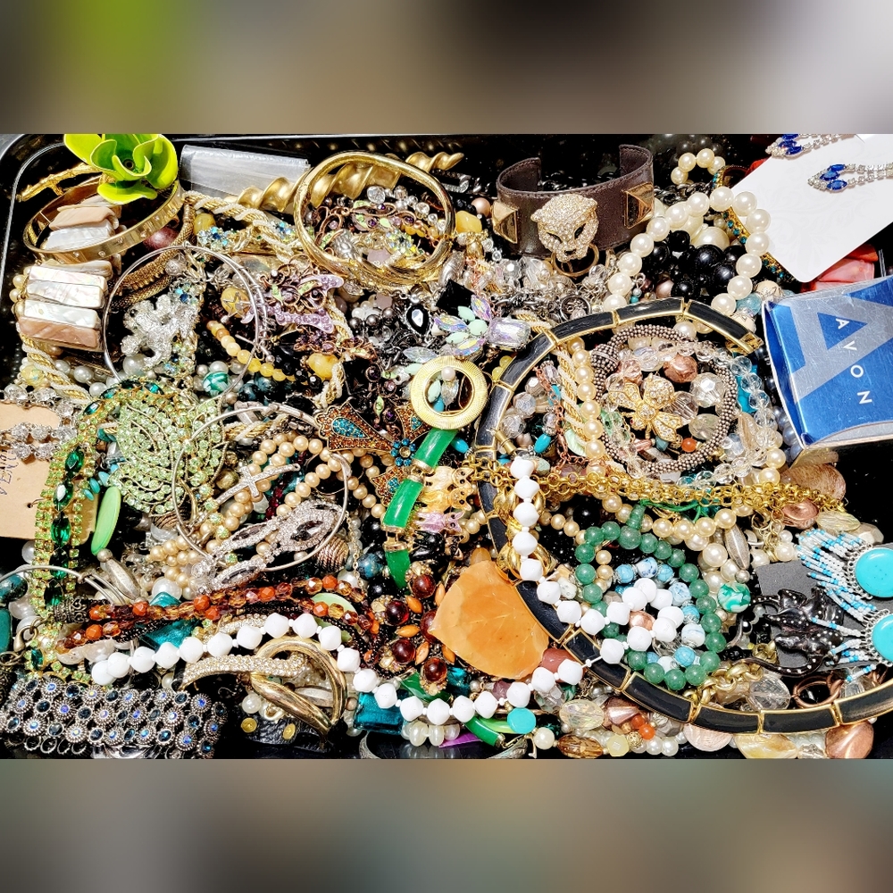 ESTATE COSTUME JEWELRY LOT- 1+ lbs Vintage to Now. NO JUNK - All Wearable - Picture 5 of 8